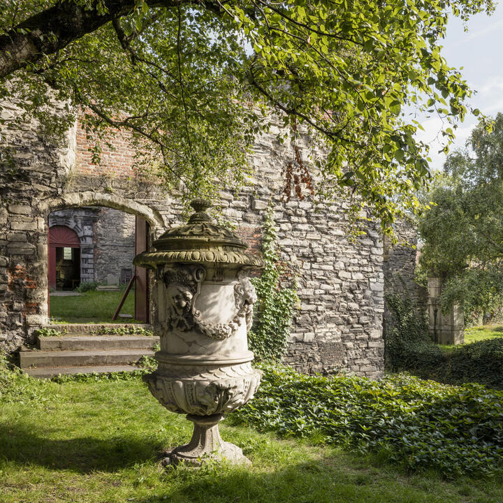 Natuurstenen ruïnes en een zonovergoten groene tuin